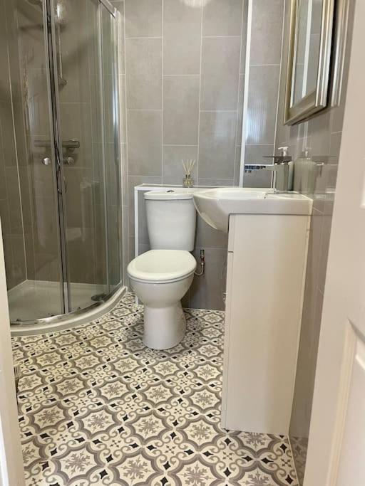 Stylish & Spacious 2 Storey, 3 Bed Apartment Gravesend Ngoại thất bức ảnh