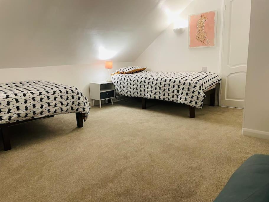 Stylish & Spacious 2 Storey, 3 Bed Apartment Gravesend Ngoại thất bức ảnh